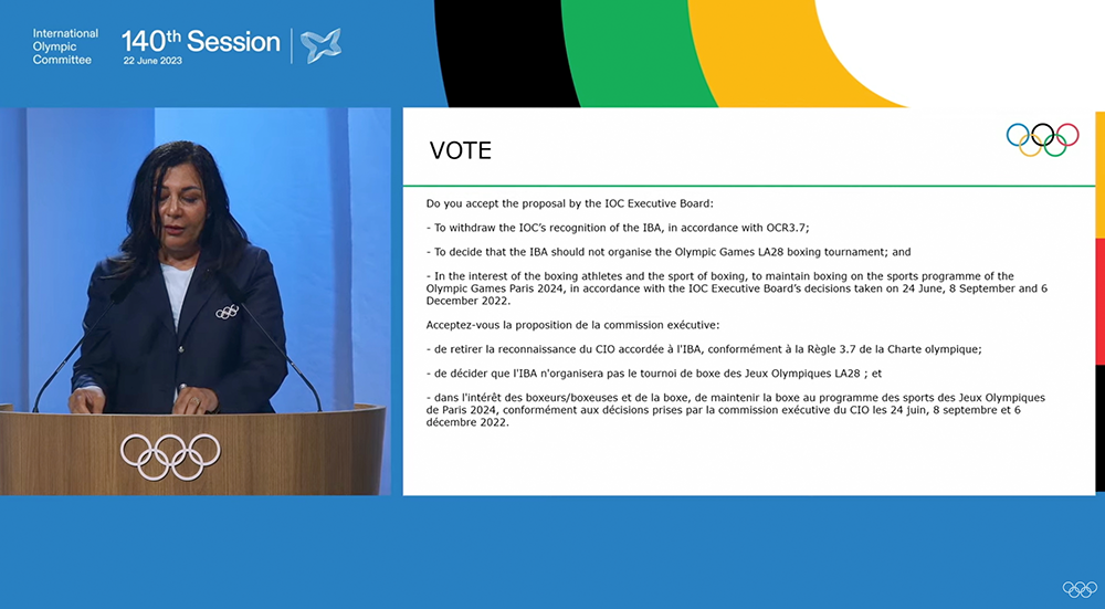 Lana Haddad, COO des IOC, trägt die zur Abstimmung stehende Punkte vor. (Screenshot 140th IOC-Session)